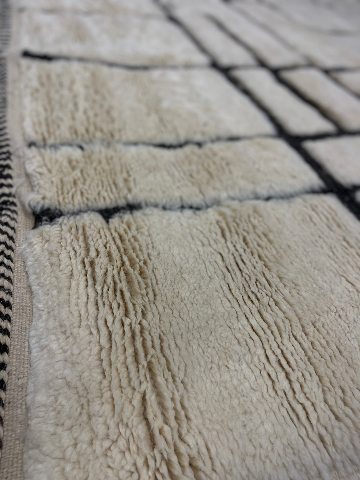 Tapis lignes noires perpendiculaires - SD4- 1,90 x 2,40